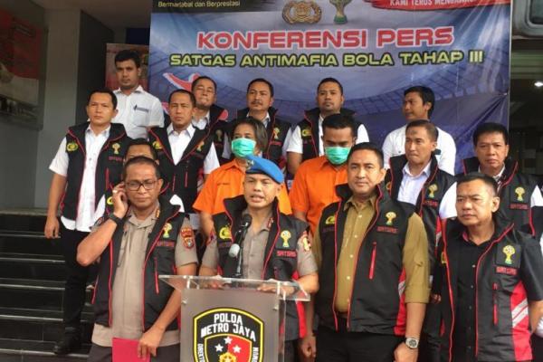 Kasus suap di sepakbola Indonesia terus diungkap. Kini 2 DPO sukses diringkus. Ada pegawai negeri.