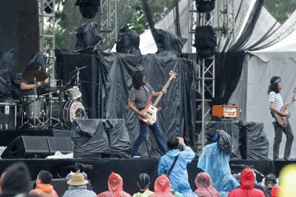 Festival Musik International JogjaRockarta dibuka dengan penampilan grup band Kelompok Penerbang Roket (KPR).