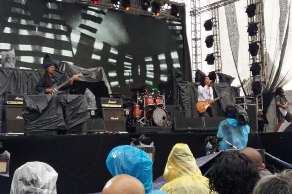 Grub band Navicula tampil all out mengajak penonton JogjaRockarta ikut bernyanyi. Stadion Kridosono semakin ramai.