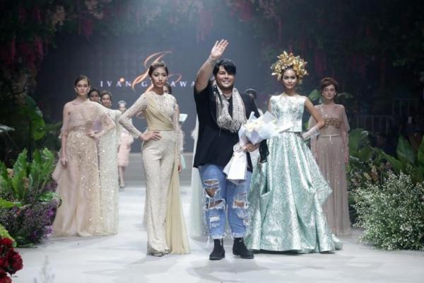 Penutupan Fashion Rhapsody juga menampilkan karya perancang busana Ivan Gunawan di bawah jenama Ivan Gunawan yang mempersembahkan dua puluh set koleksi