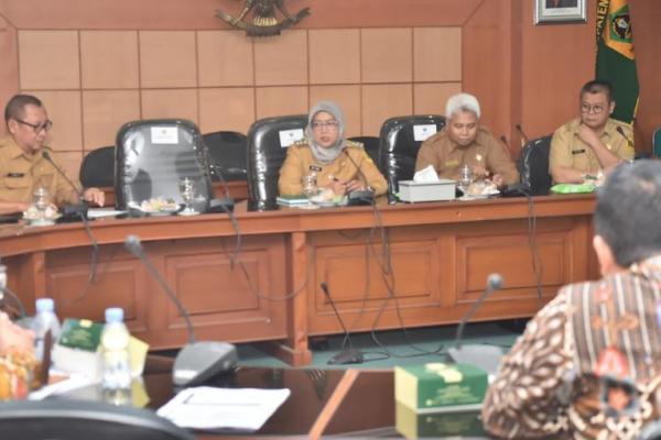 Ade menjelaskan restrukturasi atau perubahan badan hukum tidak menjamin BUMD bakal `maju` tanpa dukungan dari aparatur Pemkab Bogor lainnya.