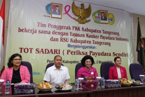 Melalui Surat Keputusan (SK) Nomor 411.1/Kep.1229-Huk/2019 yang diteken oleh Bupati A. Zaki Iskandar, Pemkab Tangerang resmi mendirikan Komunitas Peduli Kanker Payudara pada 9 Desember 2019 lalu.