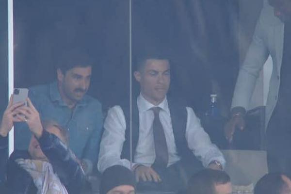 Dalam sebuah tangkapan kamera, eks bintang Madrid yang kini menyeberang ke raksasa Serie A Juventus itu tampak berada di tribun penonton.