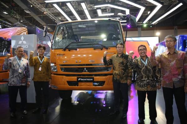 KTB mengedukasi pengunjung mengenai teknologi terdepan dari sebuah kendaraan truk, dengan memajang truk elektrik eCanter