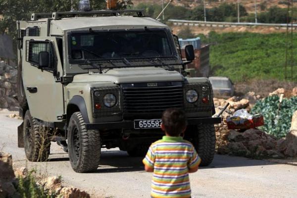Pasukan pendudukan Israel kemarin dikabarkan menculik dua anak-anak Palestina di sebuah pos pemeriksaan di Hebron