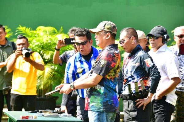 Ketua MPR RI Bambang Soesatyo melepas pre-match kejuaraan tembak reaksi level III International Practical Shooting Confederation (IPSC) di lapangan tembak Senayan, Jakarta,