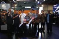 KTB Donasikan Dua Unit Mitsubishi Fuso Kepada PMI dan SMK