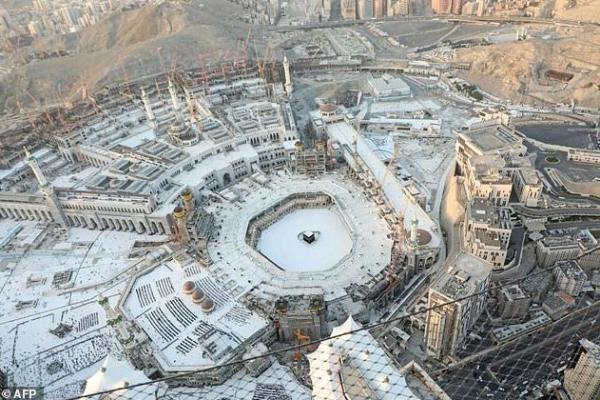Kementerian Dalam Negeri Arab Saudi mengumumkan akan memperketat jam malam di kota-kota Mekah dan Madinah