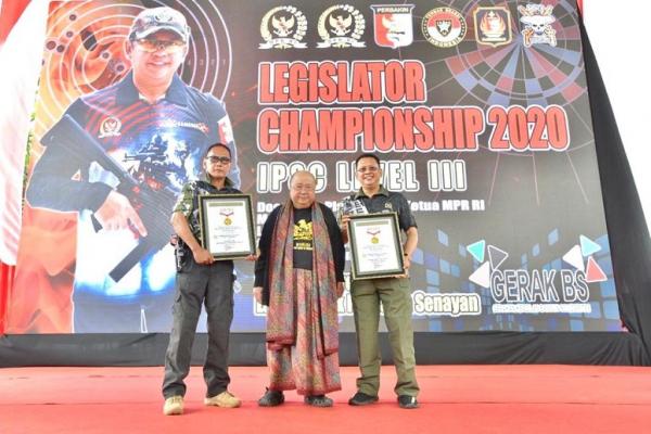 Pemberian penghargaan diserahkan langsung oleh Pendiri MURI Jaya Suprana kepada Bamsoet ditengah acara Kejuaraan Tembak Legislator Championship 2020