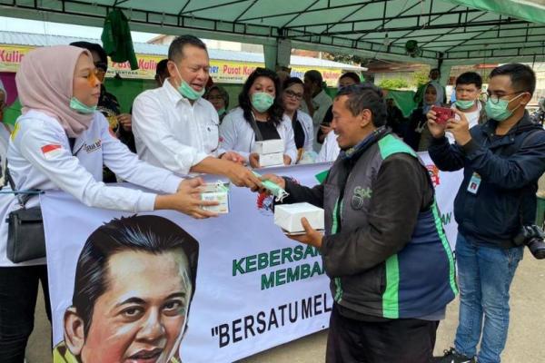 Ketua MPR RI Bambang Soesatyo bersama Gerakan Keadilan Bangun Solidaritas (GERAK BS) dan Garda Ojek Online membagikan masker dan hand sanitizer