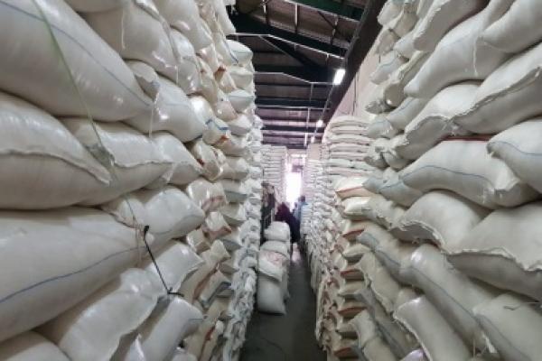 Berdasarkan data Pusat Informasi Harga Pangan Strategis Nasional harga gula pasir Rp16.400 per kilogram.