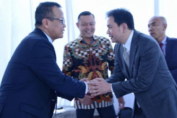 Wakil Ketua DPR, Azis Syamsuddin menyampaikan ucapan selamat kepada Menteri Kelautan dan Perikanan Edhy Prabowo yang mendapatkan gelar doktor bidang Ilmu Komunikasi dari Unpad.
 