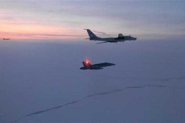 US F-22 Raptors dan Canadian CF-18 Hornets mencegat dua pesawat pengintai maritim Tu-142 Rusia yang memasuki Zona Identifikasi Pertahanan Udara Alaska.
