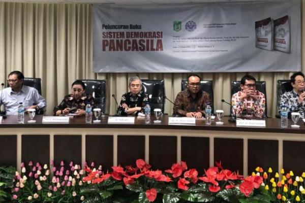 Diskusi bedah buku menyajikan narasumber dalam menyampaikan pandangannya tentang Indonesia. Seperti apa?