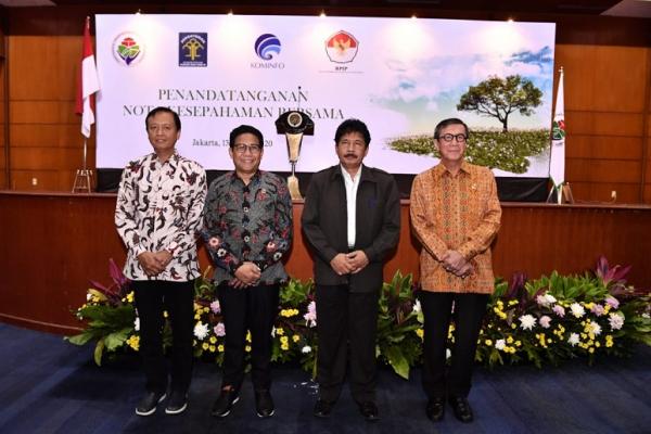 Menteri Desa PDTT Abdul Halim Iskandar menandatangai nota kesepahaman bersama dengan Menteri Hukum dan HAM Yasonna H Laoly tentang pembinaan hukum dan Hak Asasi Manusia