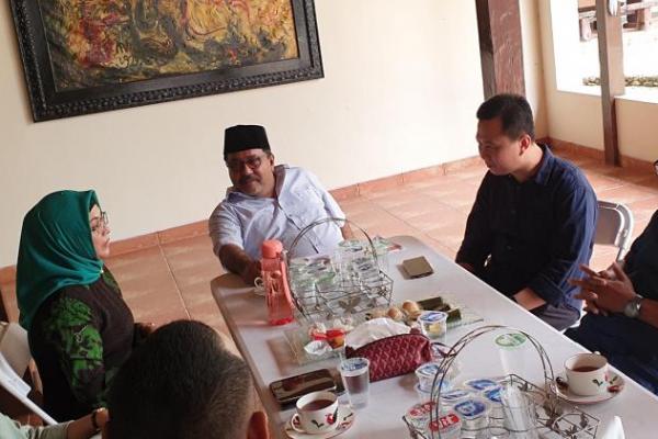 Jelang pelaksanaan Pilkada Tangsel, suhu politik terus menghangat. Dalam pertemuan terbatas, sejumlah bakal calon walikota Tangsel menemui mantan Gubernur Banten Rano Karno.