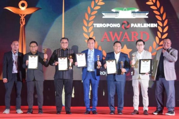 Politikus Partai Demokrat Irwan menerima penghargaan Making News Person di acara penghargaan Teropong Parlemen Award (TPA) 2020.