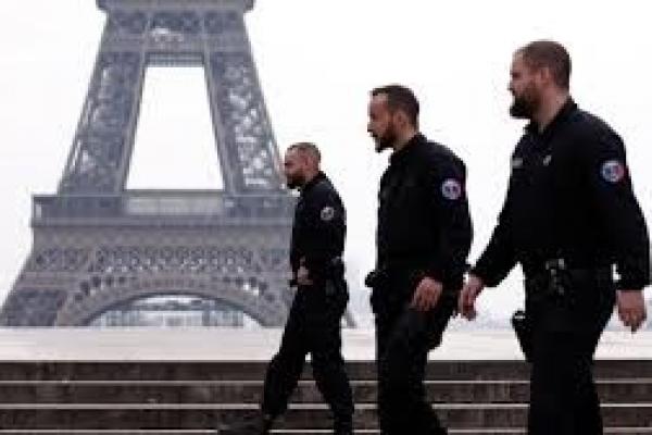 Pemerintah Prancis sudah mengerahkan 100.000 petugas polisi di seluruh negeri untuk memastikan masyarakat mematuhi langkah-langkah tersebut.
