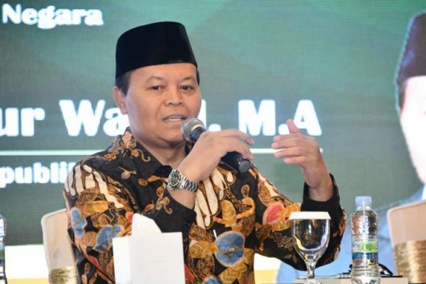 Hidayat Nur Wahid meminta agar pemerintah serius dalam menangani masalah penyebaran virus corona, dengan ketat melaksanakan ketentuan hukum