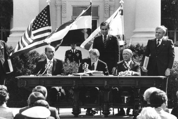 Presiden Mesir Anwar Sadat dan perdana menteri Israel Menachem Begin menandatangani Perjanjian Perdamaian Mesir-Israel di Washington, DC, pada tanggal 26 Maret 1979