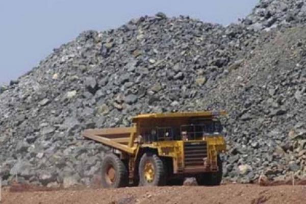 “Dalam situasi seperti sekarang, pemerintah harus mulai berfikir untuk menggenjot sektor pertambangan dengan membuka keran ekspor ore nikel, karena hal ini bisa menghasilkan devisa,” kata Ketua Umum Kadin Sultra, La Mandi