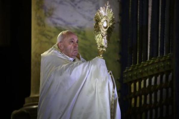 Paus Fransiskus memberikan doa khusus pada Jumat malam di Vatikan, untuk mengakhiri pandemi coronavirus