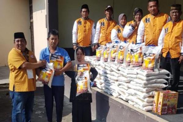 Ketum DPP Hanura, H.Oesman Sapta juga menyerahkan bantuan melalui relawan Hanura kepada masyarakat berupa 1.500 paket sembako