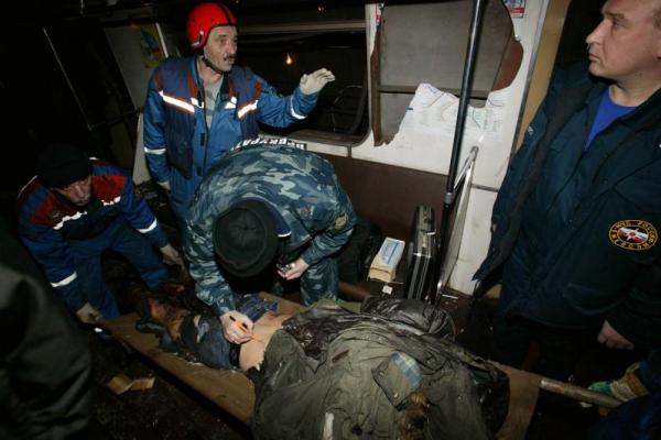 Pekerja darurat Rusia membawa mayat korban di stasiun metro Park Kultury di Moskow pada 29 Maret 2010