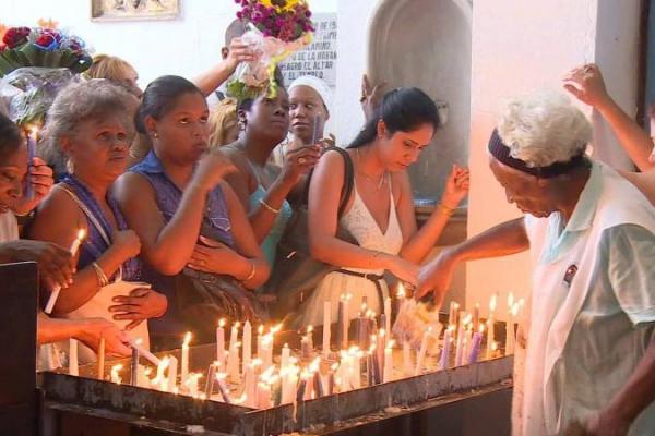 Dalam upacara ritual sederhana di rumahnya di Havana, Kuba, Montoya dan keluarga memohon kepada leluhur mereka, dan memberikan penghormatan untuk Inle, dewa kesehatan di Santeria, agama Afro-Kuba.