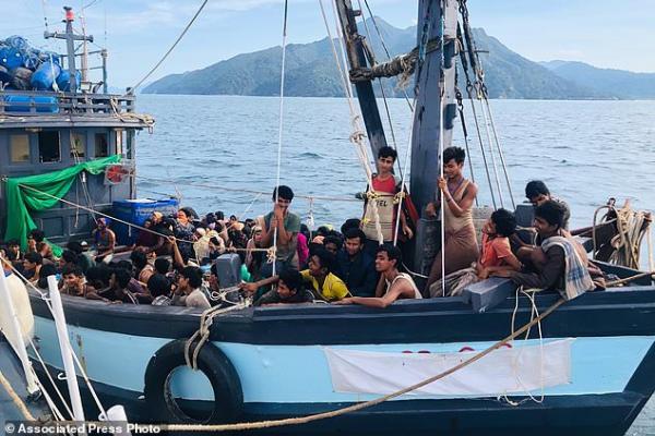 Pejabat maritim Distrik Utara, Kapten Zulinda Ramly, mengatakan para pengungsi itu terdiri dari 152 pria, 45 perempuan, dan lima anak-anak.