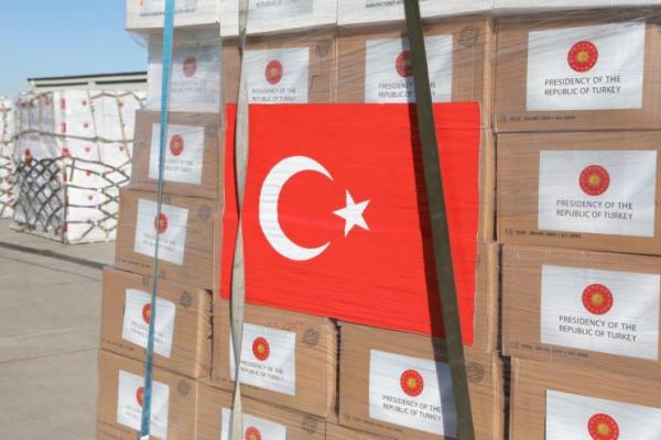 Paket bantuan yang dibawa ke Inggris oleh Turki termasuk topeng pelindung dan baju terusan.