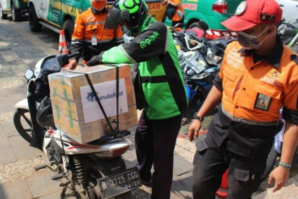 Badan Amil Zakat Nasional (Baznas) menggandeng para pengemudi ojek online untuk mendistribusikan bantuan bagi tenaga medis di RS Yarsi Cempaka Putih