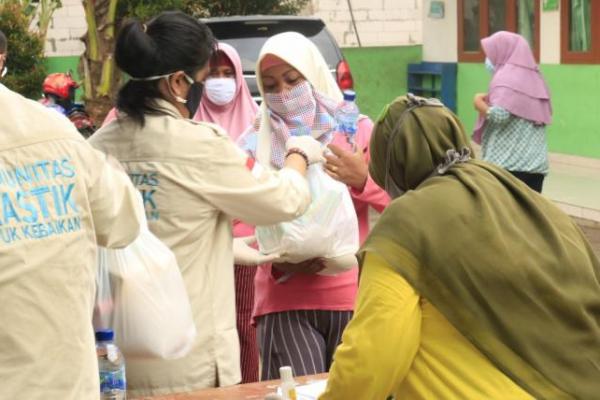 Komunitas Plastik untuk kebaikan hari ini melanjutkan pendistribusian bantuan sembako, masker, hand sinitiser dan produk kebersihan kepada pemulung