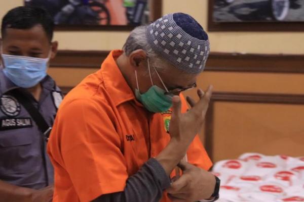 Tio Pakusadewo resmi berbaju tahanan setelah urinenya dinyatakan positif narkoba.