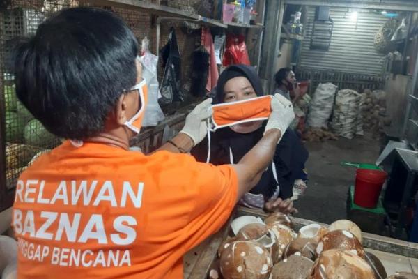 Bantuan pencegahan penyebaran Covid-19 untuk masyarakat ini dilakukan dengan penyaluran paket masker dan hand sanitizer sebanyak 200 paket untuk pedagang kecil