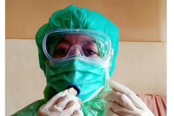 Sebuah video seorang perawat makan dengan kostum APD ditengah wabah corona viral di media sosial.