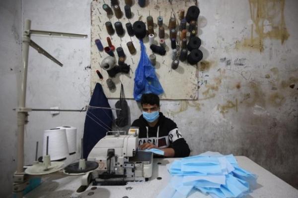 Pabrik-pabrik menjahit di Jalur Gaza sibuk membuat jutaan masker untuk pasar lokal dan internasional 