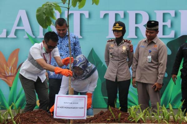 Hal itu dilakukan dalam rangka meningkatkan penghijauan lingkungan diwilayah Kabupaten Bogor, seiring dengan pertumbuhan pembangunan di Kabupaten Bogor.
 
 