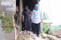 Kena Dampak Gempa Bumi Bupati Bogor Tinjau Korban Gempa di Desa Purwabakti