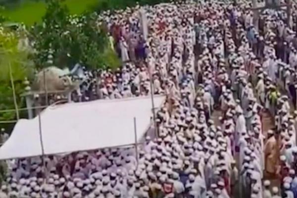 Lebih dari 100.000 orang di Bangladesh menentang pembatasan pertemuan massal untuk menghadiri pemakaman ulama Muslim Maulana Zubayer