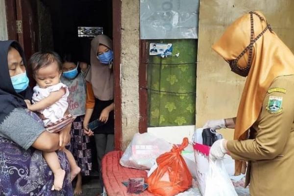 DP3AKKB Banten memberikan bantuan kepada Yuli Nur Amelia (42) warga Kelurahan Lontar Baru, Kecamatan Serang yang diberitakan kelaparan dan hanya meminum air galon.