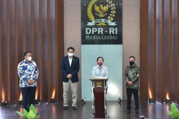 Ketua DPR RI Puan Maharani meminta agar warga masyarakat menunda mudik lebaran tahun ini. Hal itu sebagai upaya untuk mencegah penyebaran virus Corona.