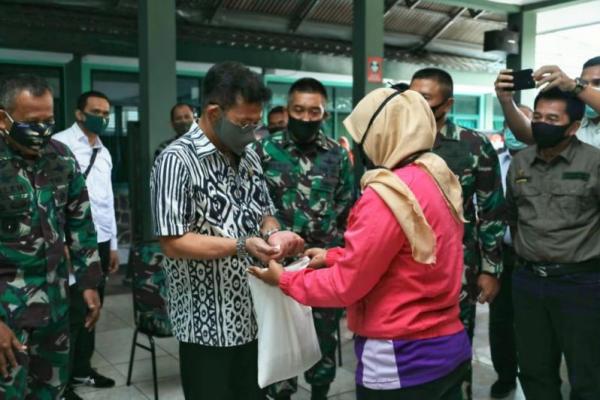 Syahrul mengapresiasi upaya dan dukungan yang diberikan Kepala Staf Angkatan Darat (KSAD) Jenderal TNI Andika Perkasa yang mau bergerak dan menjadikan 10 Makodimnya menyalurkan beras bagi warga yang tidak mampu.