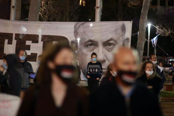 Para pemrotes di Rabin Square berunjuk rasa untuk menolak upaya Netanyahu untuk menempatkan lebih banyak kekuasaan pada manajemen virus di tangannya.