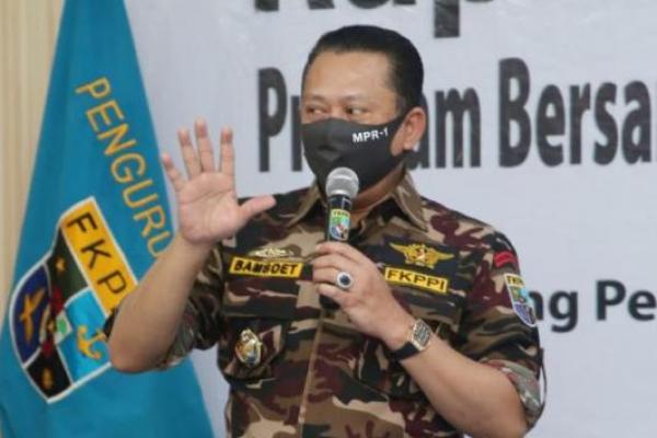 Ketua MPR RI Bambang Soesatyo kembali menyelenggarakan rapid test dan suntik vitamin C kepada ratusan kader dan keluarga besar FKPPI serta masyarakat sekitarnya untuk mendeteksi gejala Covid-19.