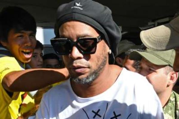 Legenda timnas Brazil dan Barcelona, Ronaldinho menyatakan tidak bersalah setelah ditangkap karena masuk ke Paraguay dengan paspor palsu. 