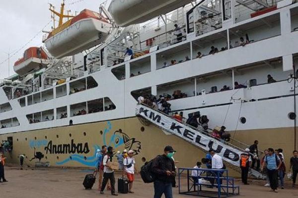 Kapal akan berlayar bawa penumpang menuju Pelabuhan yang masih membuka aksesnya, yaitu Pelabuhan Tg. Priok, Surabaya, dan Makassar