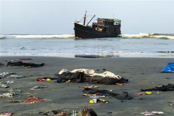 Amnesty International mengatakan pihaknya yakin mungkin ada setidaknya tiga kapal di laut lepas terdampar selama beberapa minggu tanpa makanan dan air, dengan risiko kematian yang tinggi.