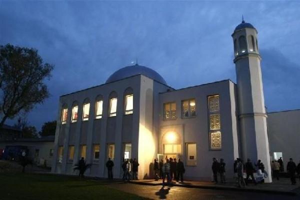 Relawan di masjid, yang dijalankan oleh salah satu asosiasi masjid terbesar di Jerman (DITIB), menyediakan makanan untuk siapa saja yang memesan.