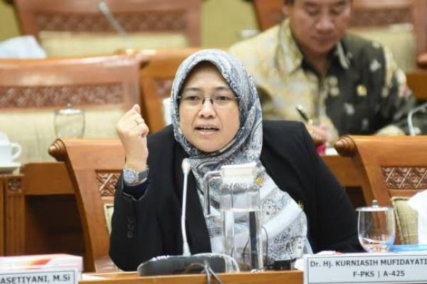 Anggota Komisi IX DPR RI, Kurniasih Mufidawati, mendesak pemerintah menghentikan program Kartu Prakerja karena diduga menjadi program bancakan dan banyak masalah dalam pelaksanaannya.